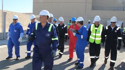 جولة ميدانية لرئيس هيئة البترول بمشروعات مستودعات الوقود الاستراتيجية برأس غارب