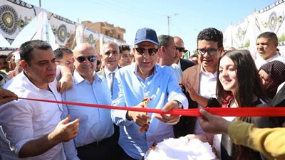 وسط فرحة المواطنين والتجار.. محافظ المنيا يفتتح السوق الجديد لخدمة الأهالي