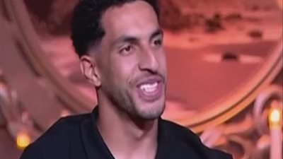 أول تعليق من مصطفى شوبير على حدف التيشيرت لمعجبة وصورة المكاملة الشهيرة