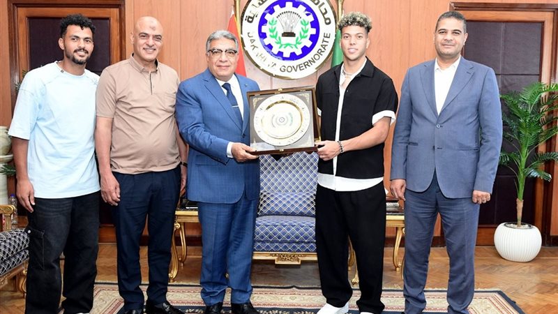 محافظ الدقهلية يكرم