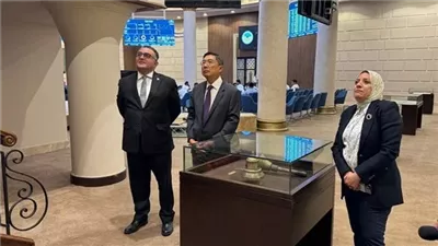 رئيس البورصة المصرية يبحث مع سفير سنغافورة تعزيز التعاون في أسواق المال وجذب الاستثمارات