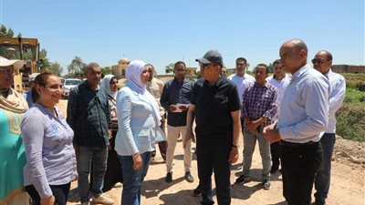 ضمن الخطة الاستثمارية.. محافظ المنيا يتفقد أعمال رصف طريق الشراينة بسمالوط