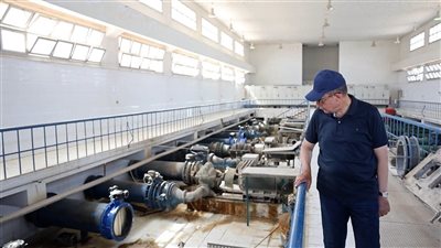 خدمة 844 ألف مواطن.. محافظ المنيا يتفقد محطة مياه عرب الزينة بسمالوط