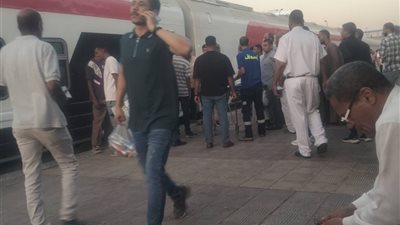 أصيب بأزمة قلبية خلال سفره.. لحظة نقل جثة شاب توفي داخل القطار في قنا إلى المشرحة