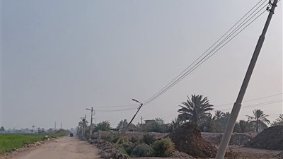 مخاوف من وقوع حوادث.. أهالي سيلا يحذرون من أعمدة كهرباء آيلة للسقوط