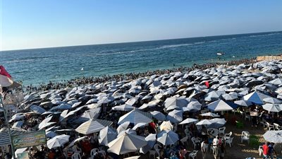 موسم الصيف ينطلق بقوة.. أكثر من 2.15 مليون زائر لشواطئ الإسكندرية في يوم واحد
