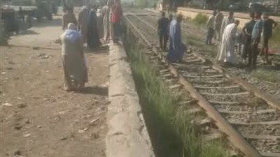 مصرع طفل دهسًا أسفل عجلات قطار أثناء عبوره مزلقان ماقوسة بالمنيا