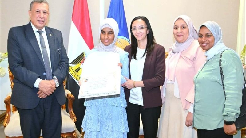 الدكتورة جاكلين عازر 