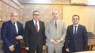 رئيس الغرفة التجارية يبحث دعم التجار مع جهاز تنمية المشروعات ببني سويف