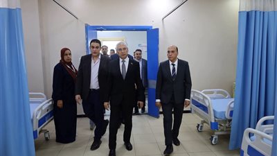 بإضافة 20 سرير عناية.. رئيس جامعة المنيا يفتتح التوسع بوحدة الاستقبال والطوارئ الجامعية 