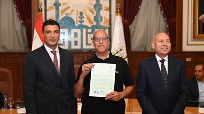 وزير الصناعة ومحافظ القاهرة يسلمان 40 عقدًا بمنطقة شق الثعبان