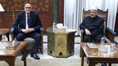 رسالة تقدير وتأكيد على القانون.. شيخ الأزهر يهنئ رئيس هيئة قضايا الدولة الجديد
