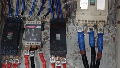 عودة الكهرباء إلى نجع الشيخ بقفط بعد إصلاح عطل كابينة المحول