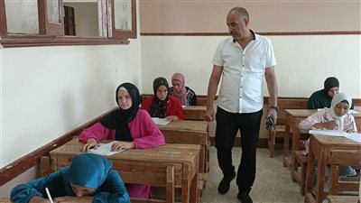 وكيل تعليم بني سويف يتفقد لجان الدور الثاني ويشدد على الانضباط الكامل