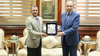 محافظ المنيا يكرم وكيل وزارة التموين لجهوده في ضبط الأسواق