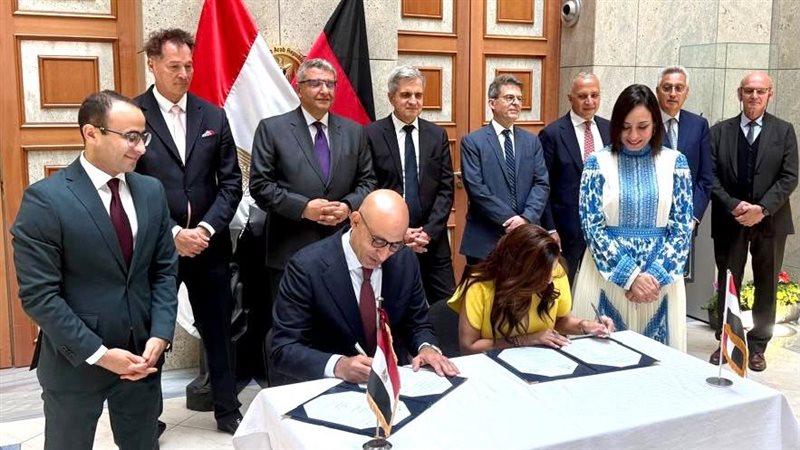 وزير التعليم يوقع