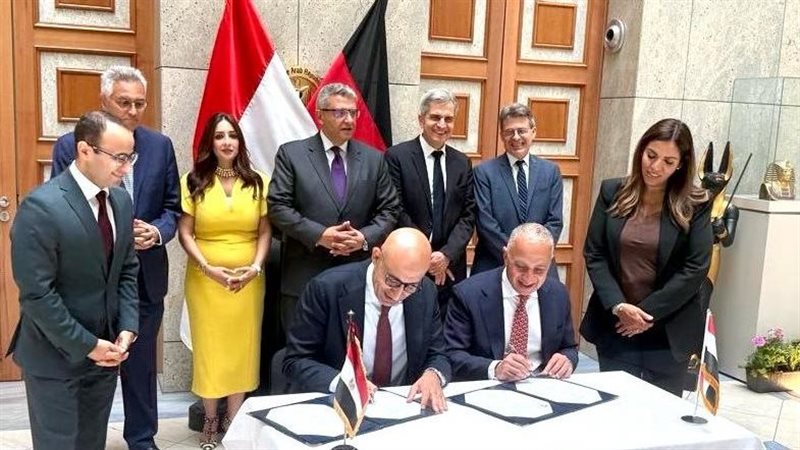 وزير التعليم يوقع