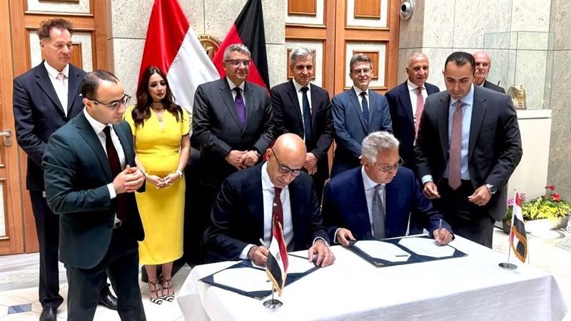 وزير التعليم يوقع