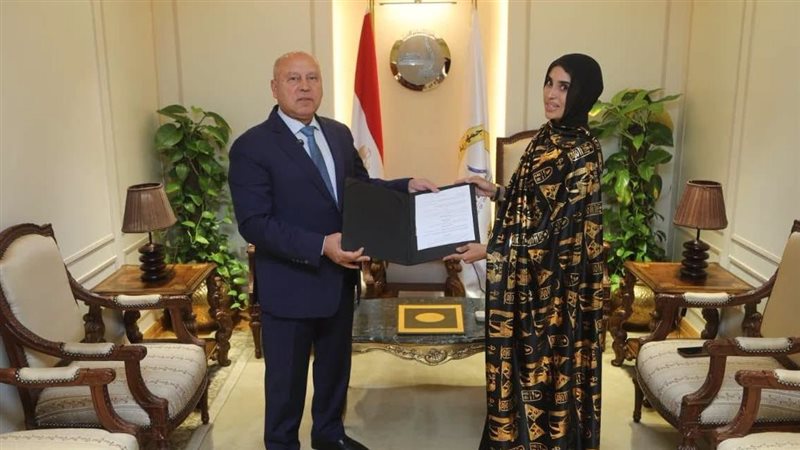 وزير النقل يكرم المواطنة