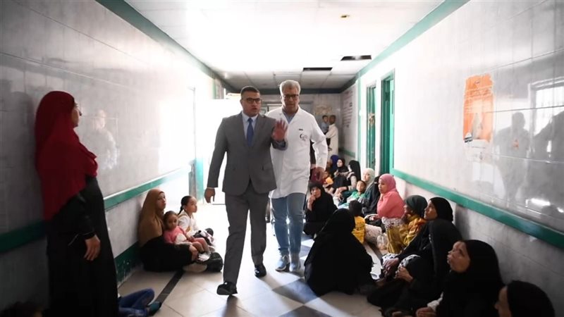 محافظ قنا خلال زيارة