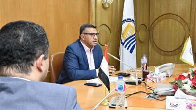 بعد إعفاء مدير المستشفى.. محافظ قنا يلتقي رؤساء الأقسام للإرتقاء بالخدمة الصحية