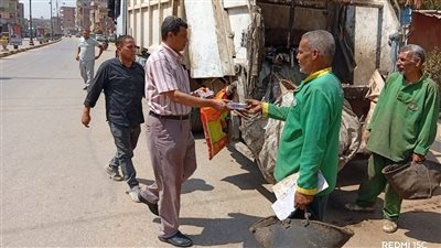 لمواجهة حر الصيف.. المنوفية تساند عمال النظافة بالمياه والعصائر في ميادين المحافظة 