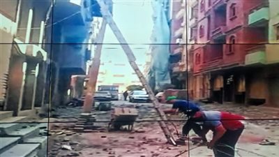 بالصور.. محافظ الدقهلية يتابع تطورات حادث انهيار جزء من عقار مخالف بمدينة طلخا