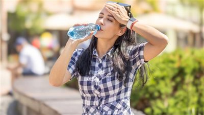 قبل الخروج في الحر.. 10 أخطاء قد تزيد خطر الإصابة بضربة الشمس