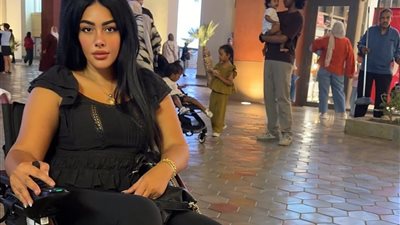 نرمين ماهر تظهر على كرسي متحرك بعد تعرضها لكسر في القدم