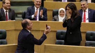 حقيقة صورة طلب الزواج تحت قبة البرلمان الأردني.. هل هي حقيقية أم لا؟