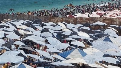 إقبال تاريخي على شواطئ الإسكندرية.. 2.3 مليون زائر خلال يومي الخميس والجمعة