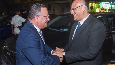 يحيى الفخراني يخطف أنظار الإسكندرية في افتتاح الموسم الصيفي للمسرح بعرض «الملك لير»
