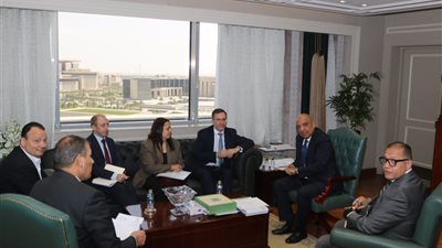 وزير الكهرباء يبحث مع السفير البريطاني تعزيز التعاون في الطاقة المتجددة وجذب استثمارات جديدة