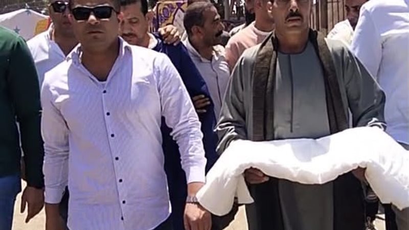 لحظة تسليم الكفن