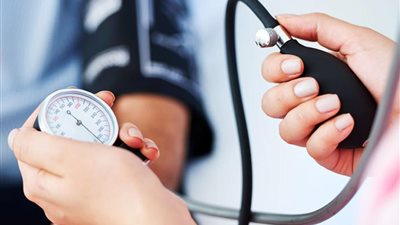 ارتفاع أم انخفاض ضغط الدم.. أيهما أخطر وكيف تحمي قلبك من المضاعفات؟