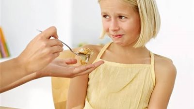 لا تُكره طفلك على الأكل.. عادة خاطئة قد تدمر شهيته وتؤثر على صحته النفسية