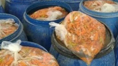 ضبط 5 أطنان مخللات منتهية الصلاحية داخل مصنع غير مرخص في البحيرة