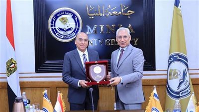 مكافأة مالية للعاملين وتكريم خاص لعمداء الطب والحقوق في مجلس جامعة المنيا