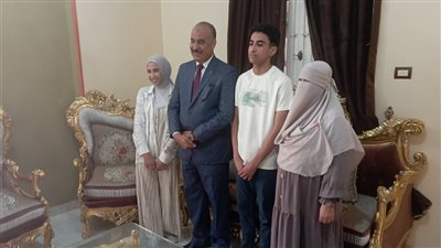 وكيل تعليم بني سويف يفاجئ الرابع جمهوريًا بزيارة منزلية وسط فرحة أسرته