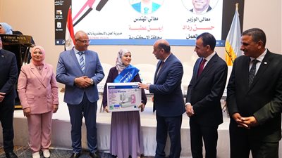وزير العمل ومحافظ الإسكندرية يسلمان عقود تشغيل للشباب وذوي الهمم