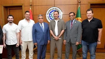 بالصور.. محافظ الدقهلية يسلم 16 عقد عمل لأبناء المحافظة من ذوي الهمم