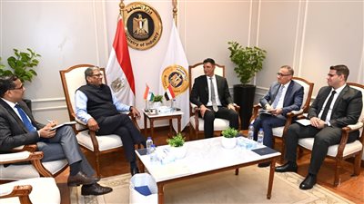 وزير الصناعة يبحث مع سفير الهند بالقاهرة تعزيز التعاون الصناعي بين البلدين