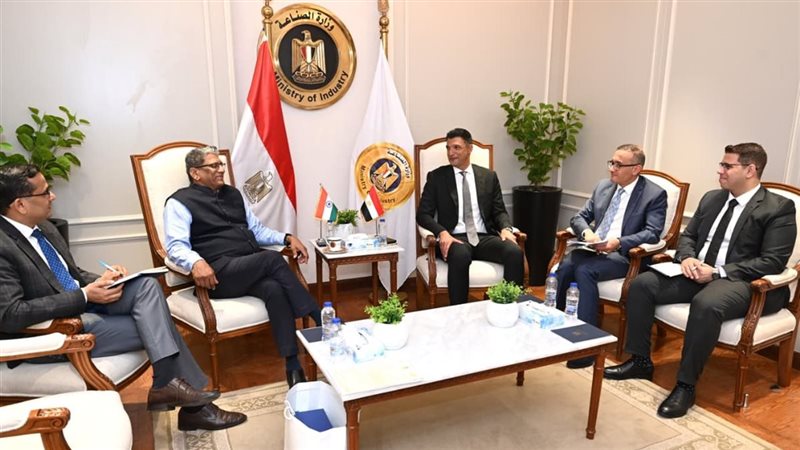 وزير الصناعة يلتقي
