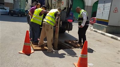 مياه القناة تواصل خطة التطهير الوقائي لشبكات الصرف الصحي بحي الشرق في بورسعيد