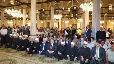 وزير الأوقاف ومحافظ القاهرة ونقيب الأشراف وشيخ مشايخ الطرق الصوفية يفتتحون مسجد الإمام الحسين عقب تجديد الفرش