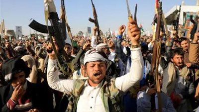 الحوثيون يحسمون الجدل بشأن رسوم العبور من باب المندب.. ويحذرون من تحالف السعودية البحري