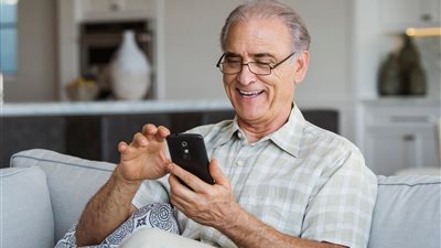 8 تقنيات ذكية تجعل استخدام الهواتف أسهل وأكثر راحة لكبار السن