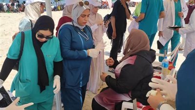 مدينة جمصة تطلق حملة توعوية لتقديم خدمات صحية مجانية للمواطنين على الشاطئ