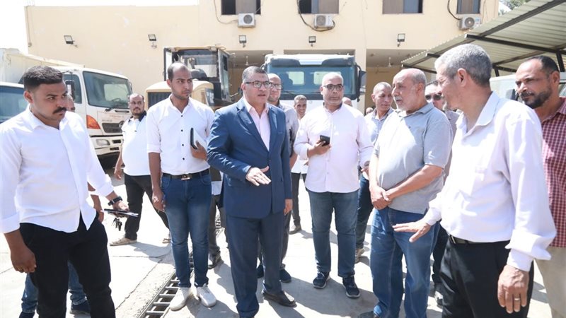 محافظ قنا خلال جولته