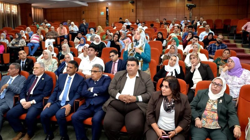 من داخل قاعة محافظة